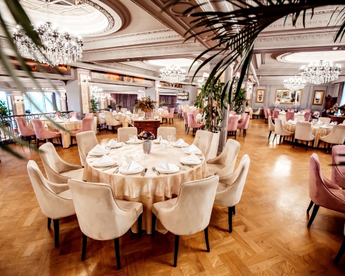 Cruise dining